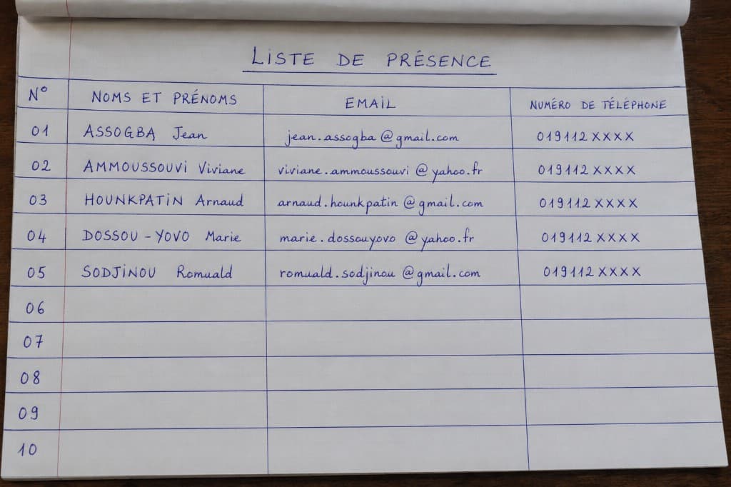 Liste de présence papier manuscrite avec noms, e-mails et numéros de téléphone visibles par tous